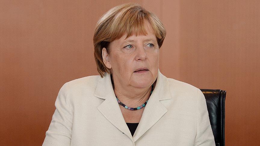 Merkel  darbe girişimi ni kınadı!